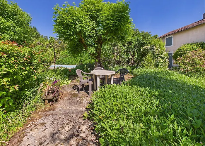 Mitoyen - 4 Personnes - Piscine Commune